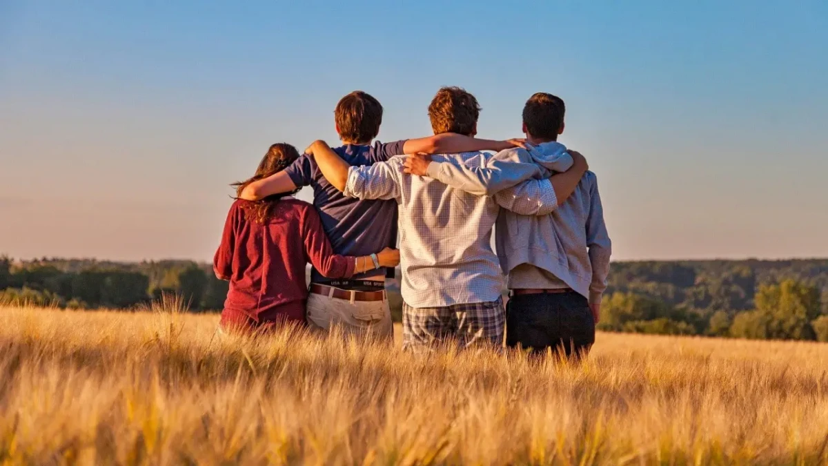 El inusual aspecto que tiene en cuenta el cerebro para elegir a nuestros amigos, según la ciencia