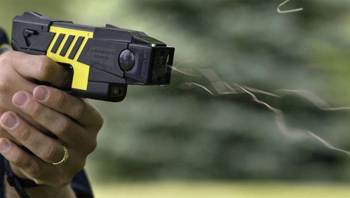 NO LETALES. Las pistolas Taser provocan una descarga eléctrica de 50.000 voltios que deja inmovilizada a las personas que las reciben..