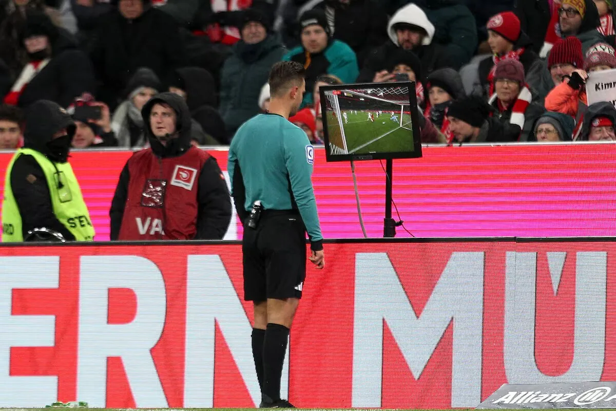 ¿Una solución a los escándalos arbitrales? Los jueces de la Bundesliga utilizarán los micrófonos abiertos en la próxima fecha