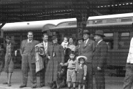 Recuerdos fotográficos: la alegría del regreso retratada en el andén