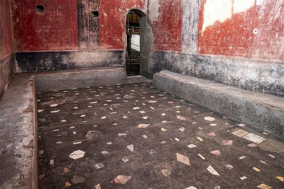 PAREDES INSCRIPTAS. Grafitis y dibujos en los muros y formas geométricas en el piso. Parque Arqueológico de Pompeya