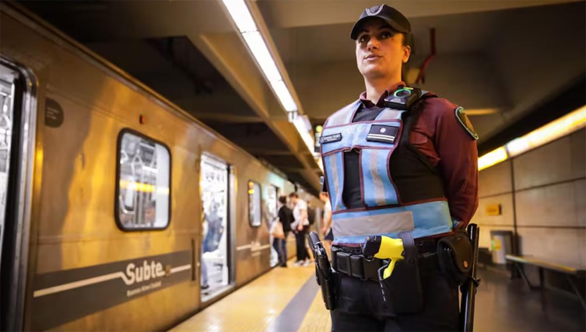 PRIMEROS PASOS. Desde octubre pasado, la Policía de la Ciudad de Buenos Aires controla el subte con pistolas Taser.