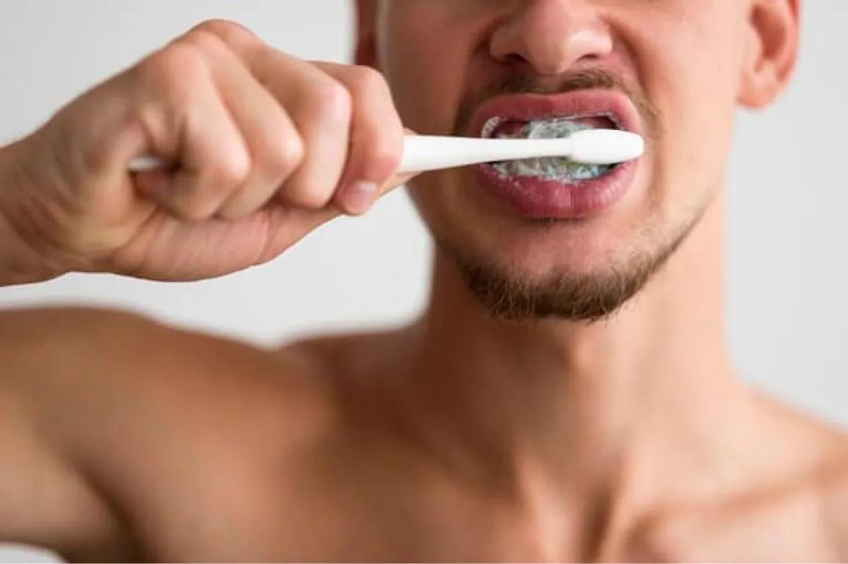 ¿Qué alimentos dañan tu sonrisa? Estos son los culpables de las manchas en los dientes