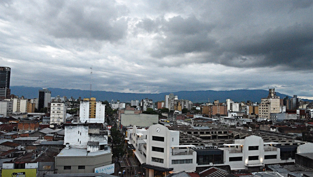 CUBIERTO. El cielo permanecerá poblado de nubes durante buena parte de la jornada, que se terminaría con fuertes tormentas por la noche. 