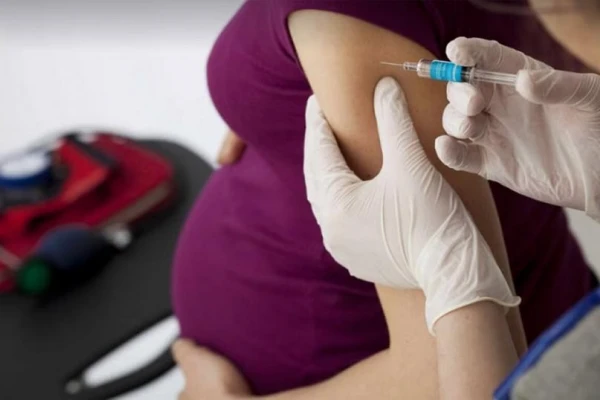 Vacunan contra el Virus Sincitial Respiratorio: se coloca a mujeres embarazadas