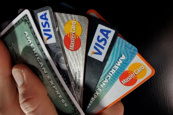 Alertan consumos duplicados en tarjetas de crédito: qué hacer ante el error bancario