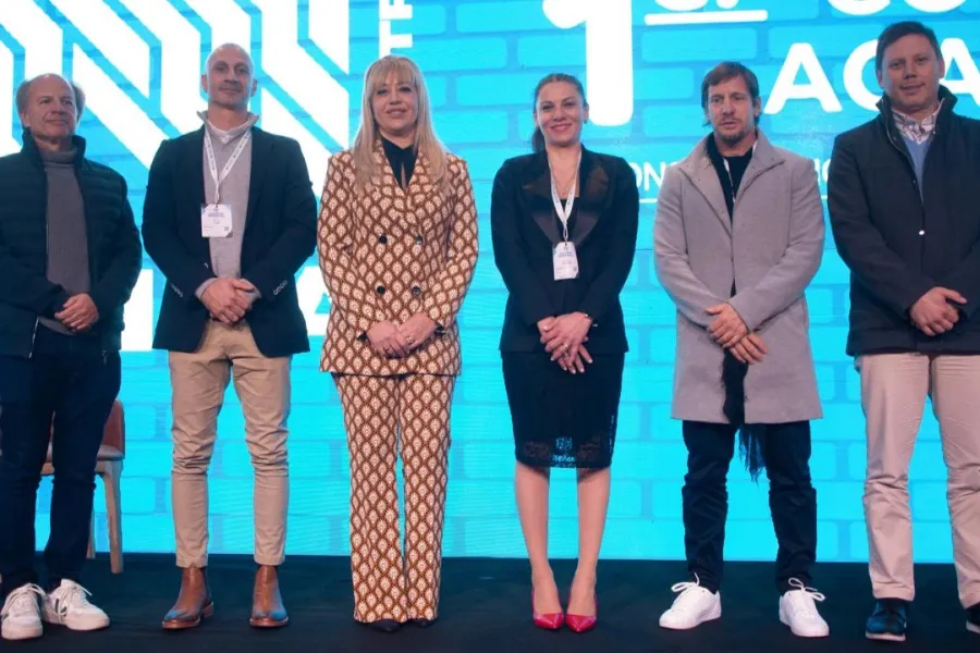 FOTO DE LA PRIMERA EDICIÓN. El desarrollador porteño Damián Tabakman, el organizador José Mejail, la intendenta Rossana Chahla, la organizadora Soledad Bestani, el organizador Sebastián Piliponsky y el intendente Pablo Macchiarola en la apertura de la primera muestra. / ARCHIVO