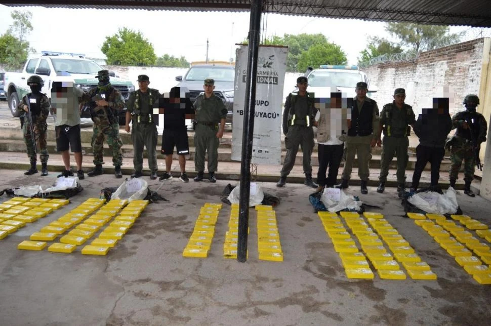 EL FINAL. Los gendarmes posan con los cuatro detenidos y la droga que fue secuestrada el sábado en un control de rutina sobre la ruta 34.