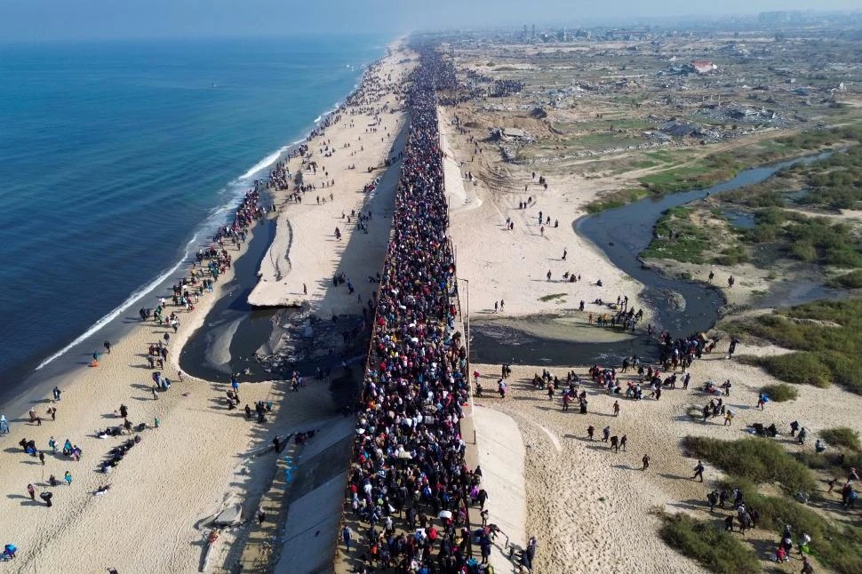 POR LA COSTA. Una marea humana cruza hacia el norte de la Franja de Gaza por el corredor Netzarim.  afp