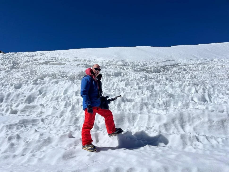 NIEVE PURA. El grupo de los seis tucumanos que rindió homenaje a Mastan Babú llegó hasta la cumbre del Nevado de Tres Cruces.