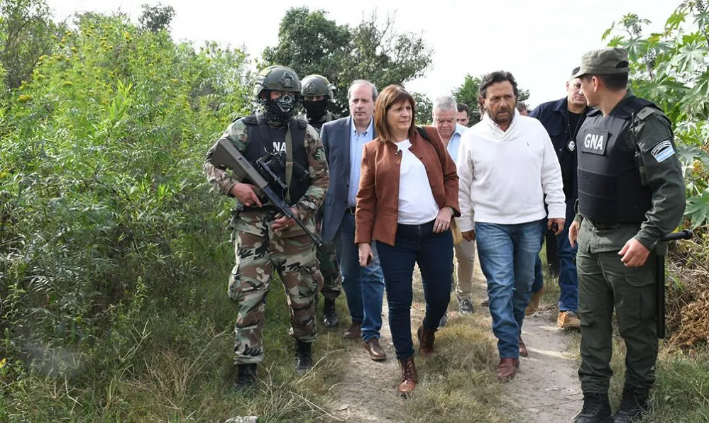 Patricia Bullrich recorre la frontera, junto a Gustavo Sáenz. 