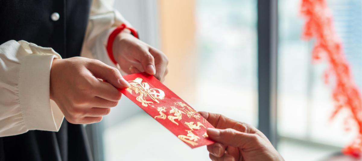 Año Nuevo chino 2025: el ritual del sobre rojo para atraer dinero y riqueza.