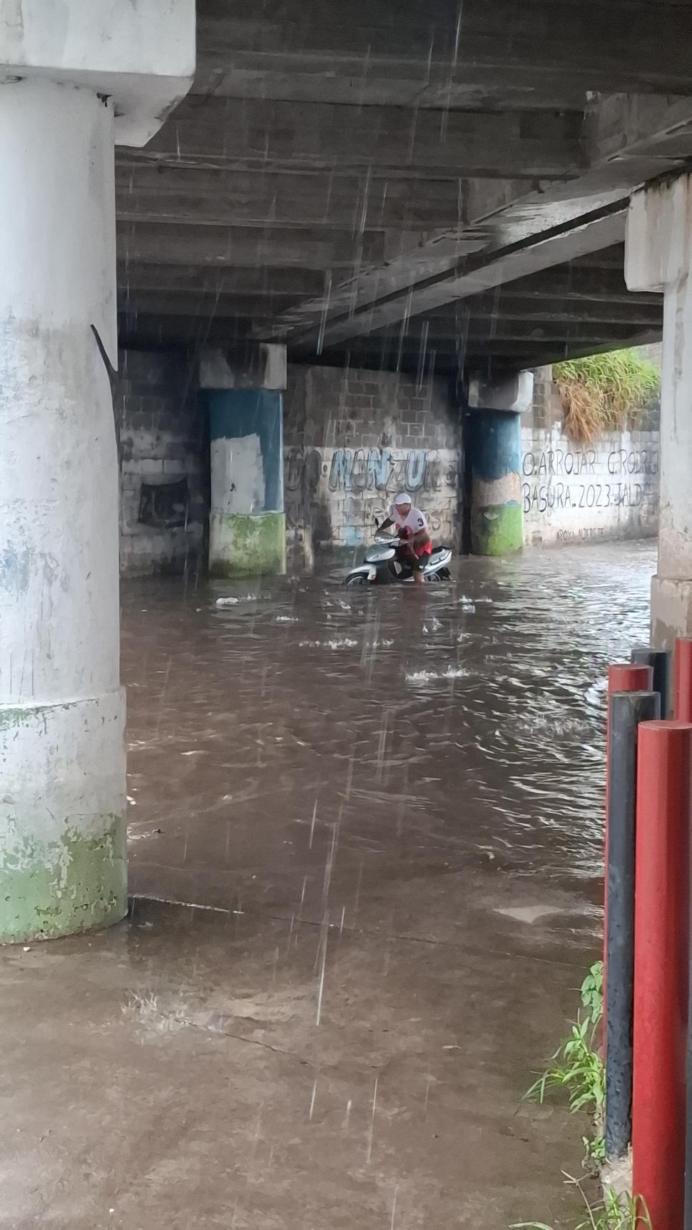 SIN EVACUADOS. Los niveles de agua se mantuvieron sobre las calles. prensa municipalidad