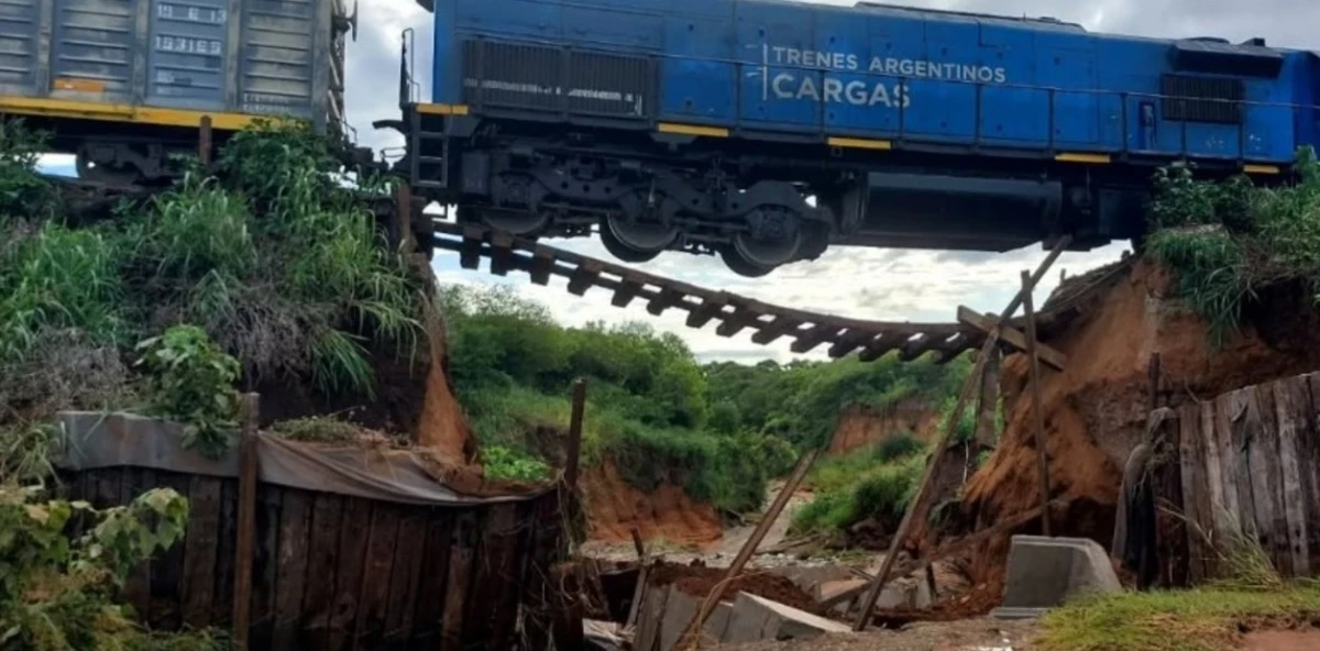 Salta: se derrumbó un puente y un tren de carga quedó suspendido en el aire