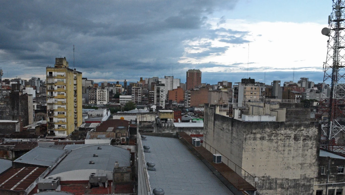 NUBOSIDAD. El sol se escurriría entre las nubes recién en horas de la siesta y elevaría la temperatura hasta los 29 °C.