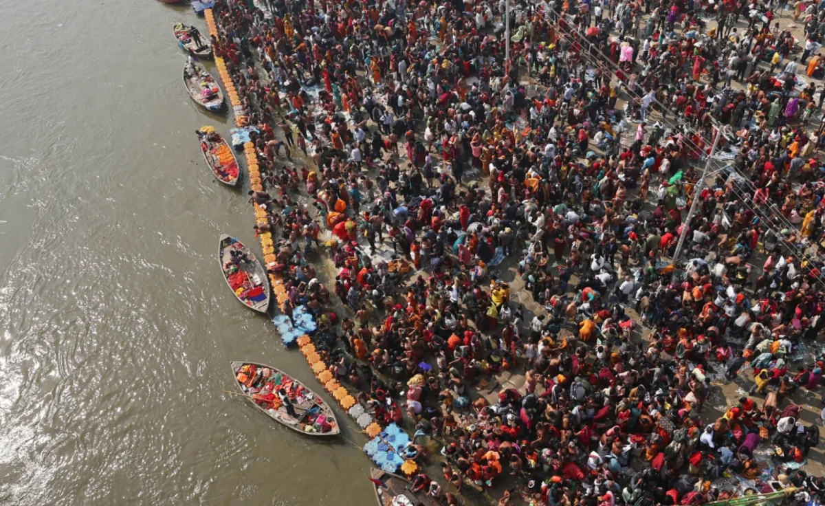 Horas después de la multitud, los peregrinos continuaron reuniéndose para tomar un baño sagrado durante el festival Maha Kumbh Mela en Prayagraj el 29 de enero de 2025. Niharika Kulkarni/AFP/Getty Images