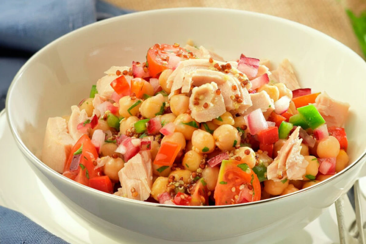 Ensalada de garbanzos con atún, una receta fácil, económica y alta en proteína.
