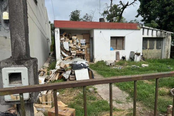 LA GACETA en WhatsApp: un vecino acumula basura en su casa