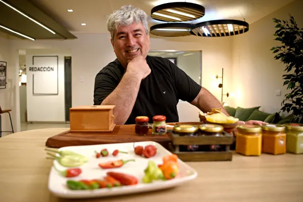 Cuando la pasión supera a la rutina: el informático que cambió la tecnología por las salsas picantes