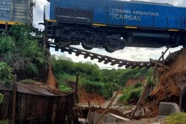 Salta: se derrumbó un puente y un tren de carga quedó suspendido en el aire