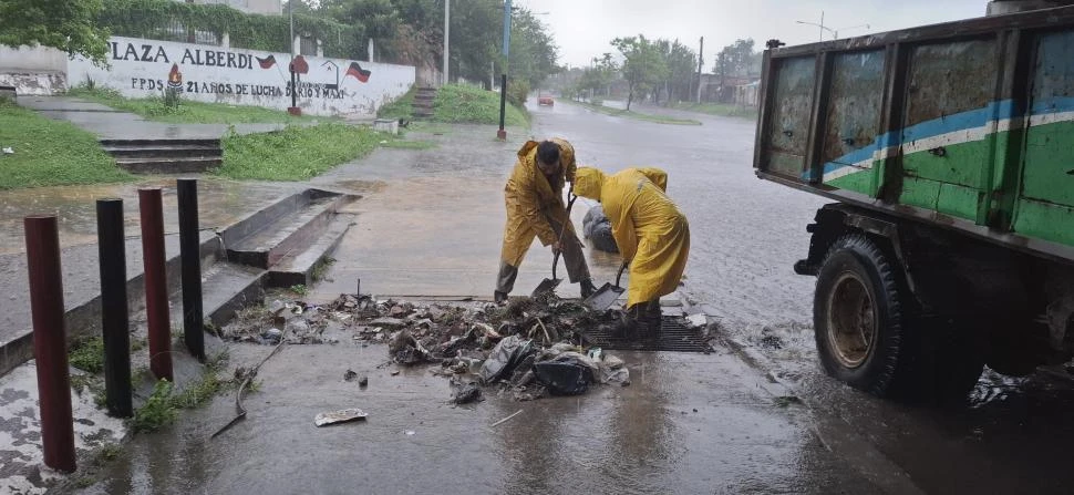 NÚMEROS. Entre el domingo y el lunes se recogieron casi 112 toneladas de material residual en la ciudad.