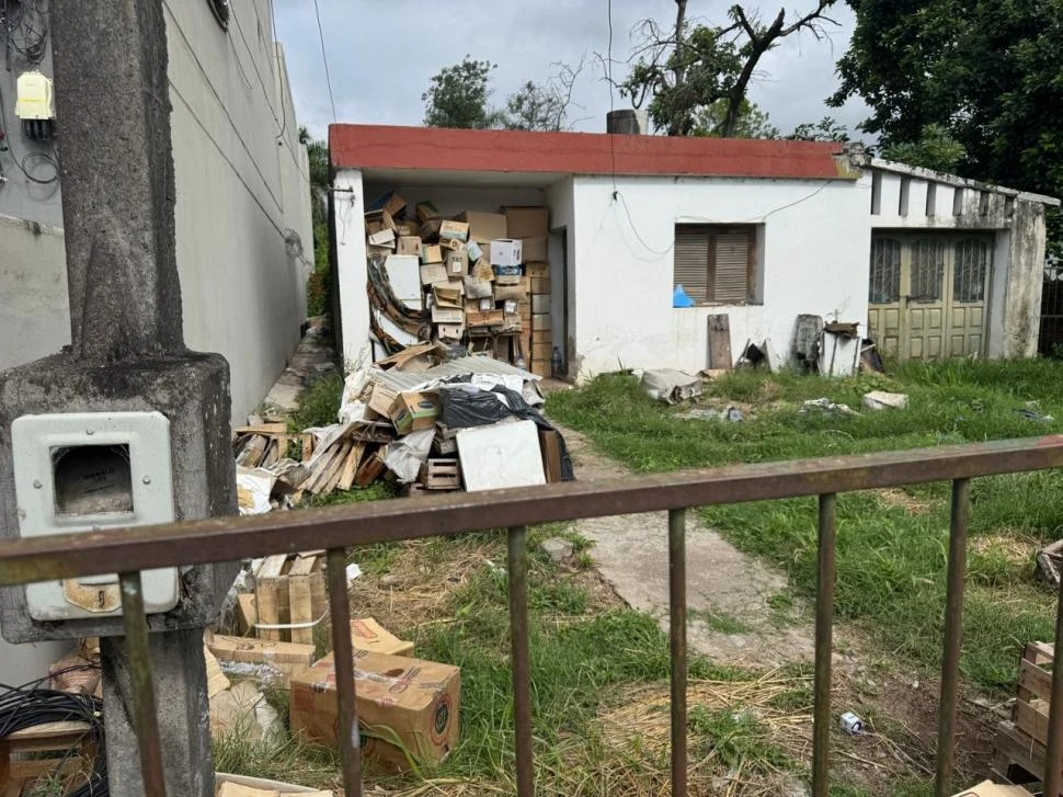 LA GACETA en WhatsApp: un vecino acumula basura en su casa