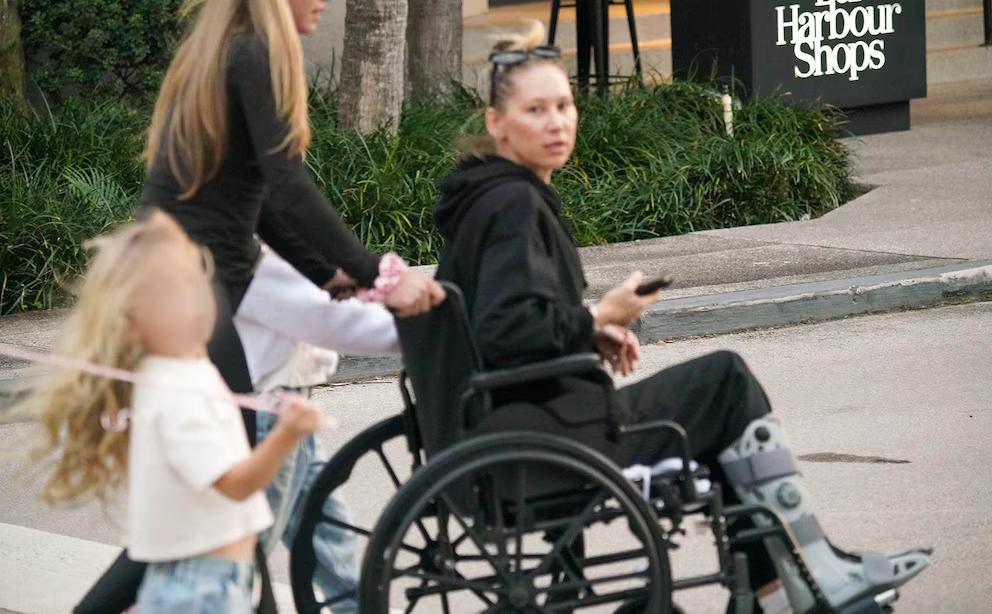 Una ex estrella del tenis femenino reapareció en silla de ruedas y causó preocupación