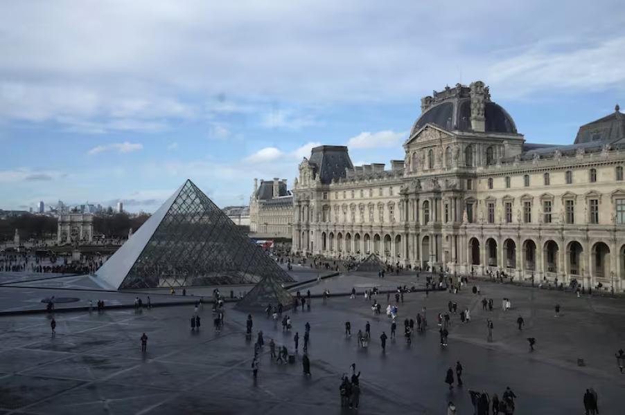 LA FAMOSA PIRÁMIDE. del museo del Louvre./LOUVRE MEDIA