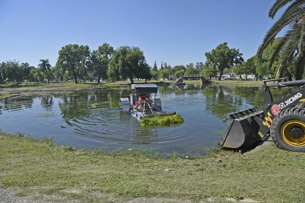 Parque 9 de Julio: una nueva máquina limpiará el lago San Miguel