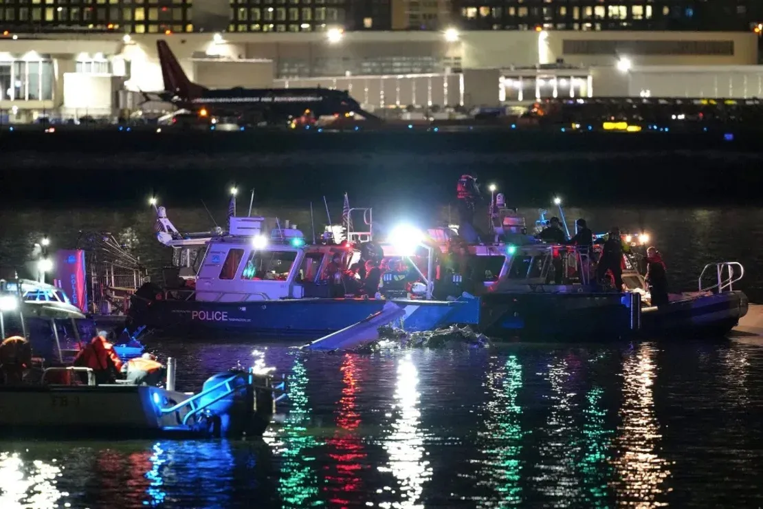 Las unidades de emergencia trabajan en el río Potomac.