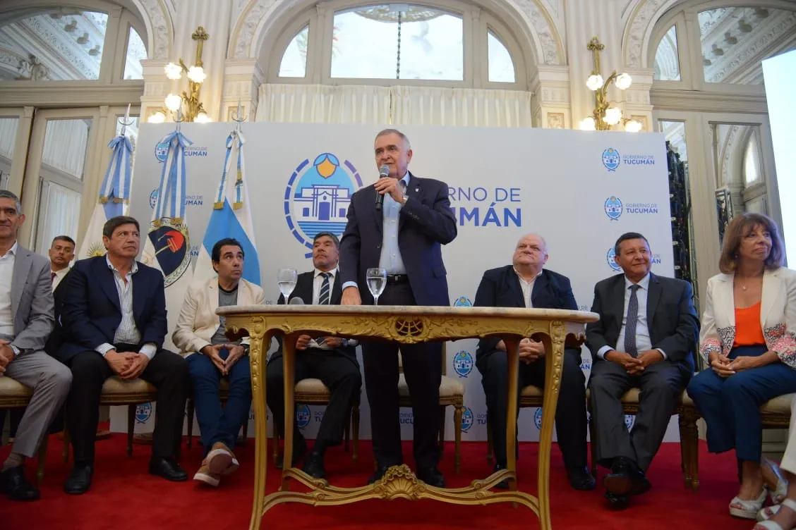 JALDO, SU GABINETE Y ORGANIZACIONES SOCIALES: El acto de presentación se hizo en el Salón Blanco de Casa de Gobierno.