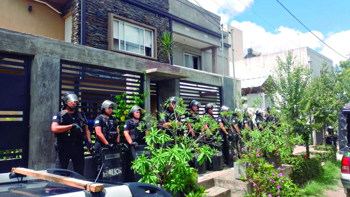 EN GUARDIA. Un grupo de efectivos de Infanteria custodia la casa de Maximiliano Barreiro mientras de desarollaba el allanamiento.