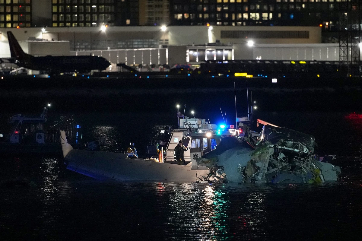 OPERATIVO. Los policías y bomberos trabajaron en el río Potomac para rescatar los cuerpos de las víctimas. AFP