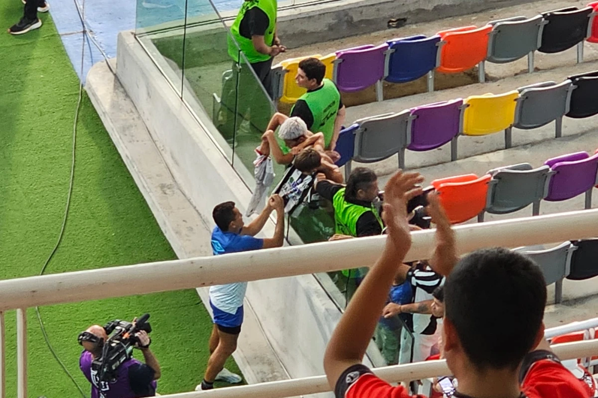 Admiración total: Pulga Rodríguez firmó la camiseta de unos fanáticos de Central Córdoba