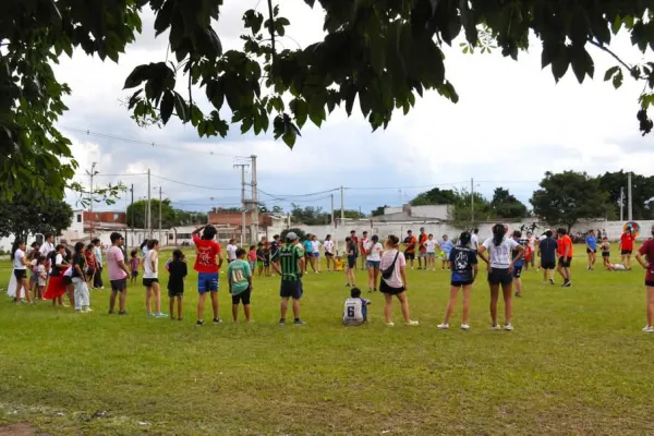 Algunos jóvenes eligen el verano para descansar; otros llevan acompañamiento al barrio Juan XXIII