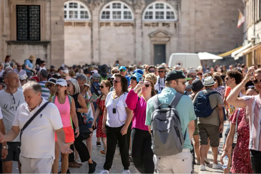 DUBROVNIK. Una calle de la ciudad croata atestada de turistas./DUBROVNIK POST