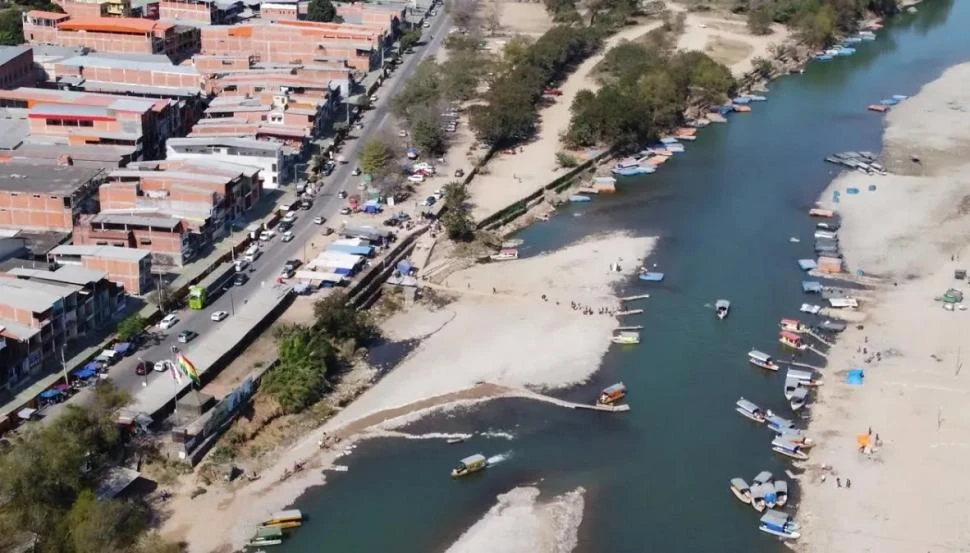 LA ZONA DE CONFLICTO. Aguas Blancas recibe en promedio a 15.000 personas por día para cruzar la frontera y hacer compras en Bolivia.