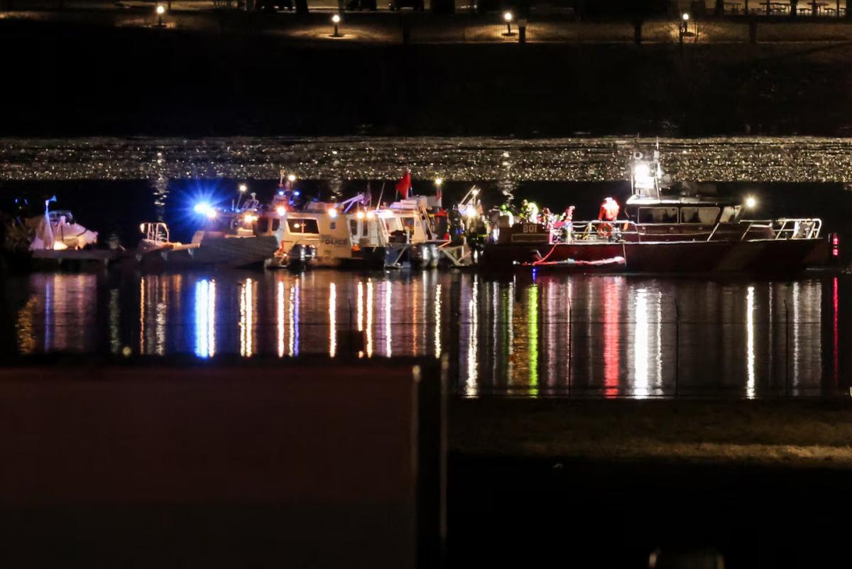 Buscan sobrevivientes en el río Potomac.