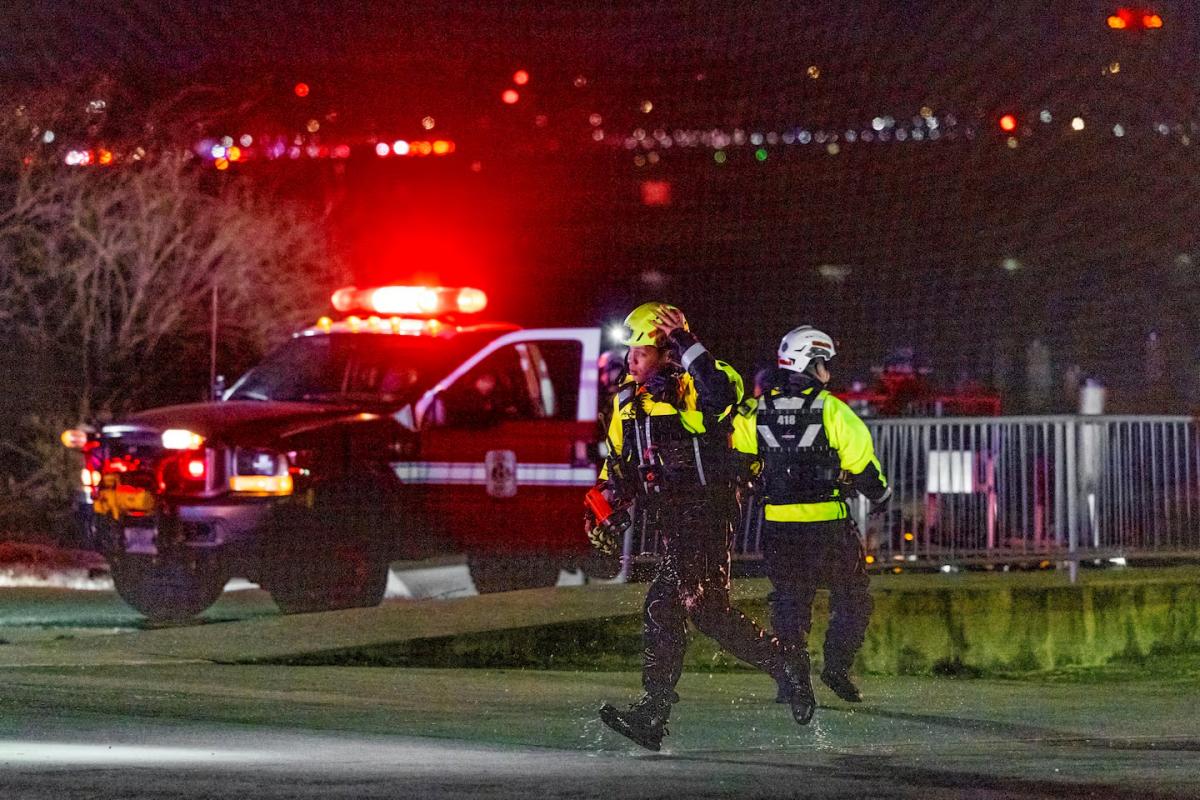 Equipos de rescate se preparan para buscar sobrevivientes en el río Potomac.