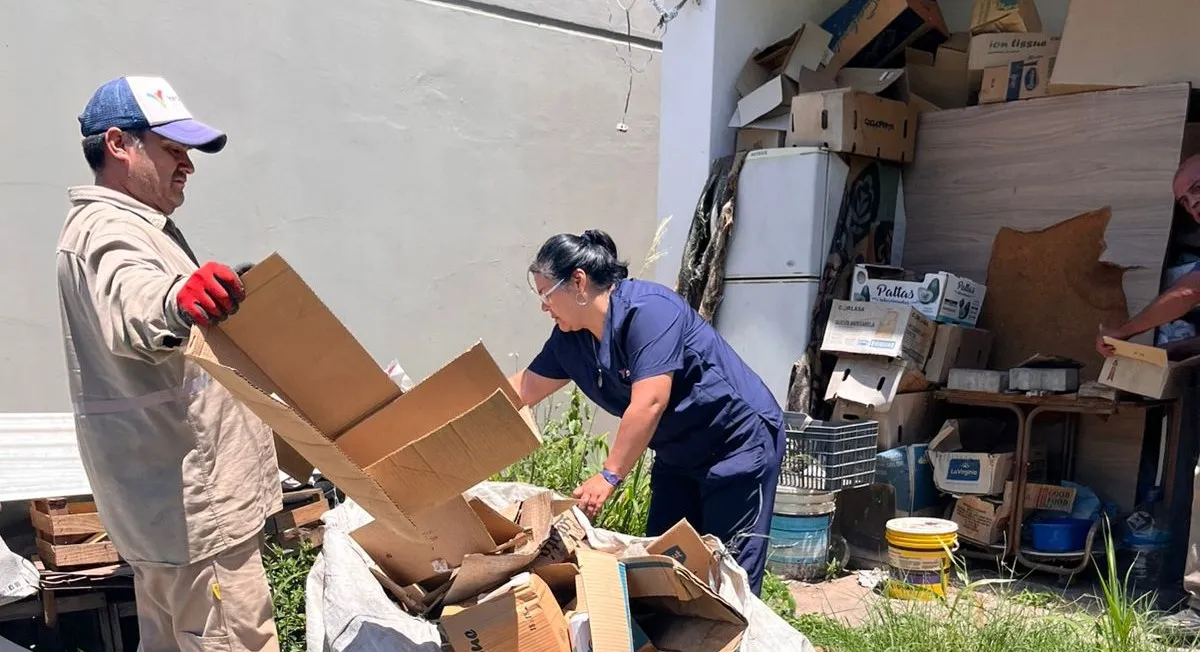 Limpiaron la casa de un vecino que acumulaba kilos de basura en Yerba Buena