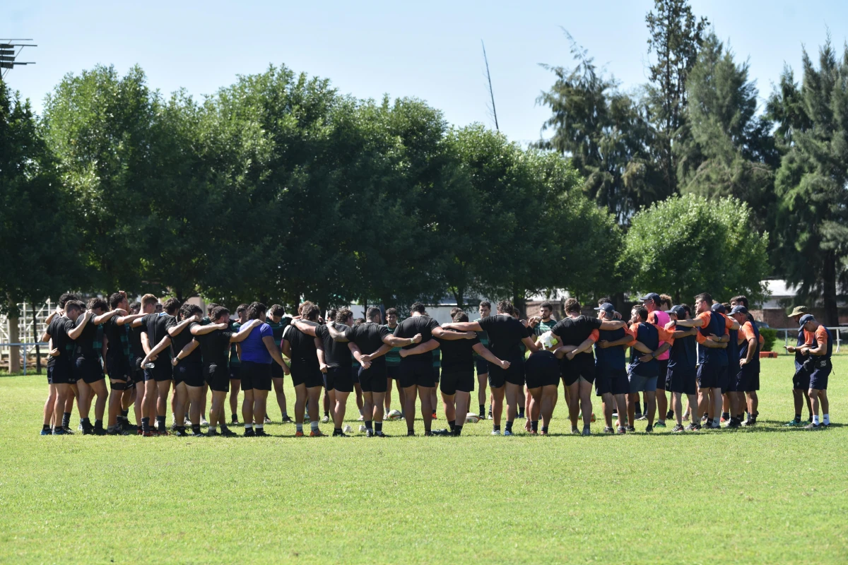 TODOS JUNTOS. El numeroso plantel de Tarucas escucha atentamente al entrenador Álvaro Galindo. 