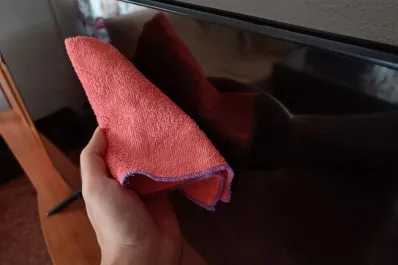 Limpiá las manchas de la pantalla de tu televisor con este sencillo pero efectivo truco