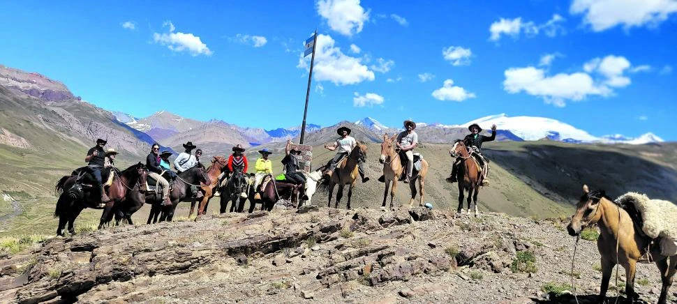 TODOS JUNTOS. El valiente grupo posa en una de las montañas de la cordillera en medio del viaje que les llevó más de seis días.