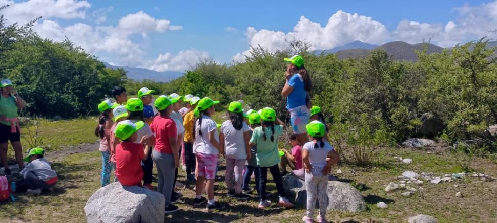 REQUERIDA. Los niños y niñas siguen a Valentina a todas partes.