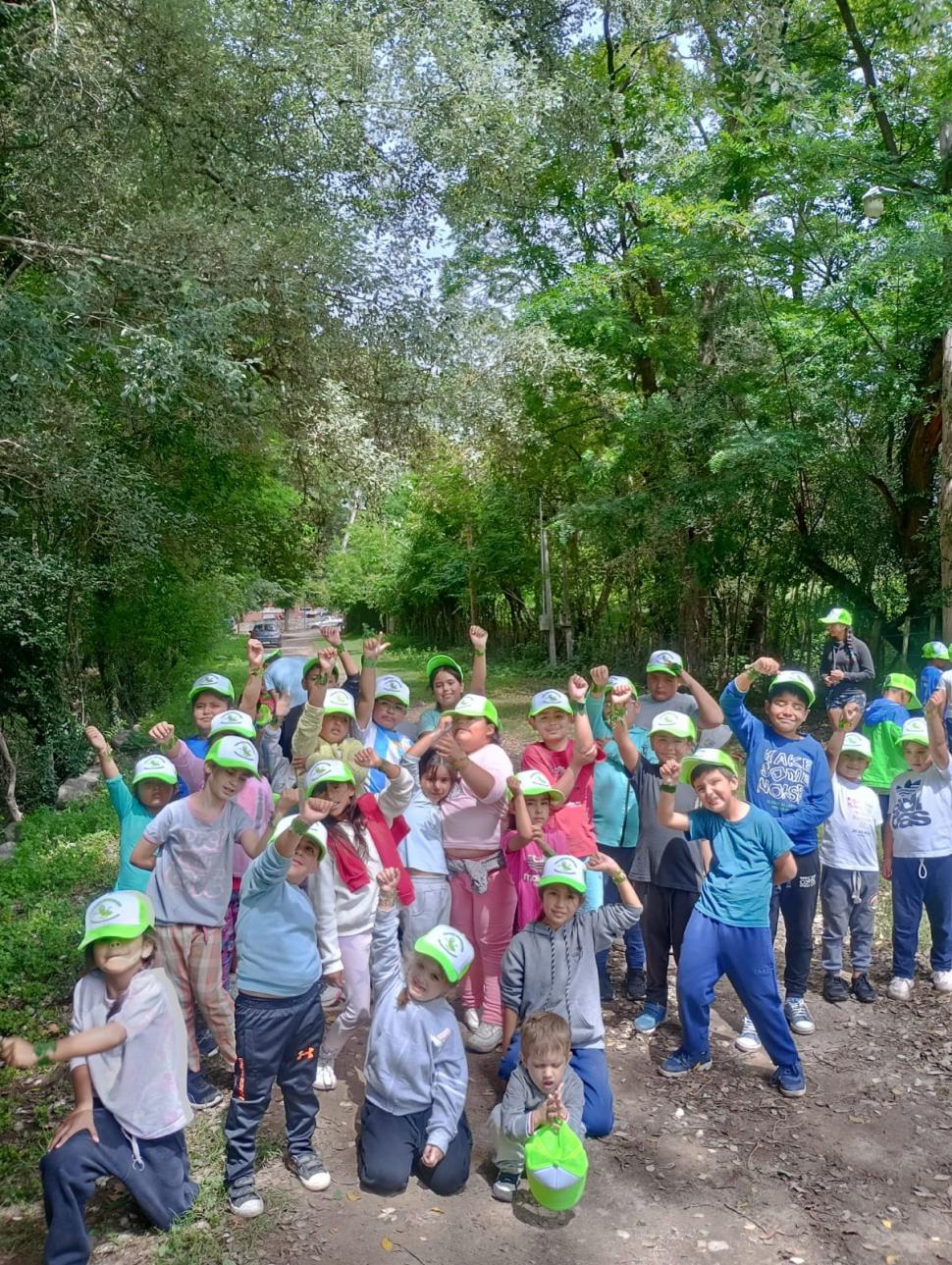 LOS SALTAMONTES. Los niños posan y saludan para una de las tantas fotos que los “Profes” les sacan.