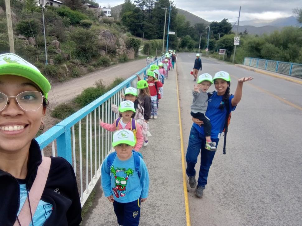 NIÑOS EN FILA. Muy cuidadosamente, Valentina los hace cruzar el puente.