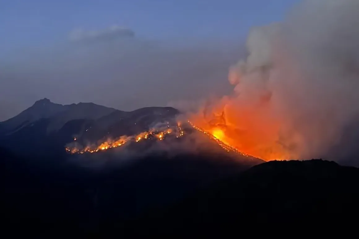 El Bolsón: sigue el fuego y rescataron a unos 800 turistas varados en la montaña