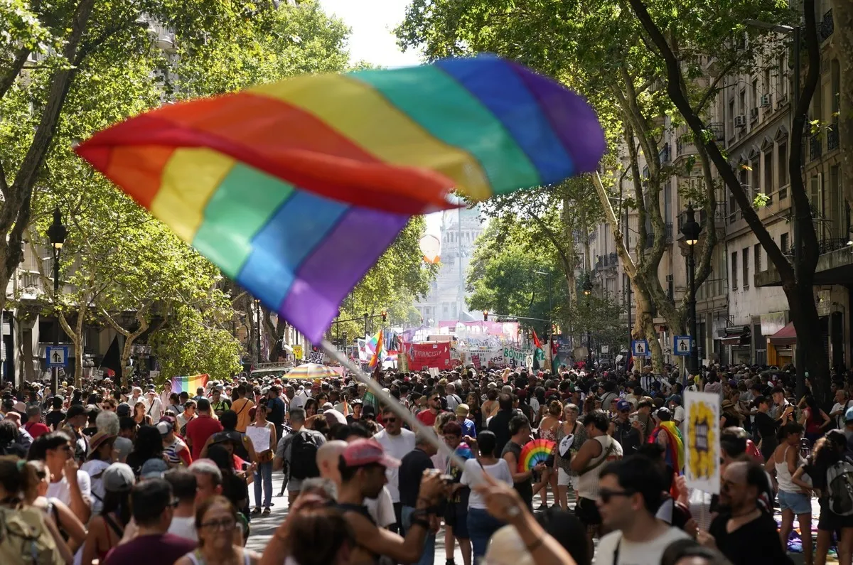 MARCHA LGBTIQ+. Miles de personas se movilización tras los dichos de Milei.  FOTO/CLARÍN.  