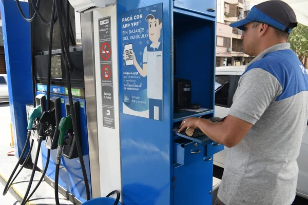 El precio de la nafta en Argentina sigue debajo del promedio mundial, pero el gasoil escala al podio regional