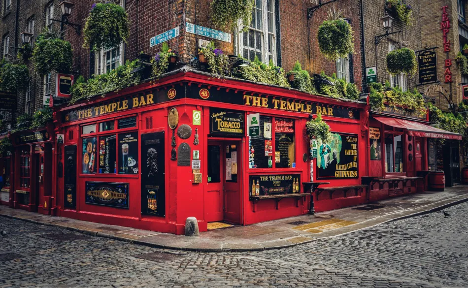 SÍMBOLO. El emblemático pub dublinés Temple Bar, un local de peregrinación para los amantes de la cerveza. / UNSPLASH